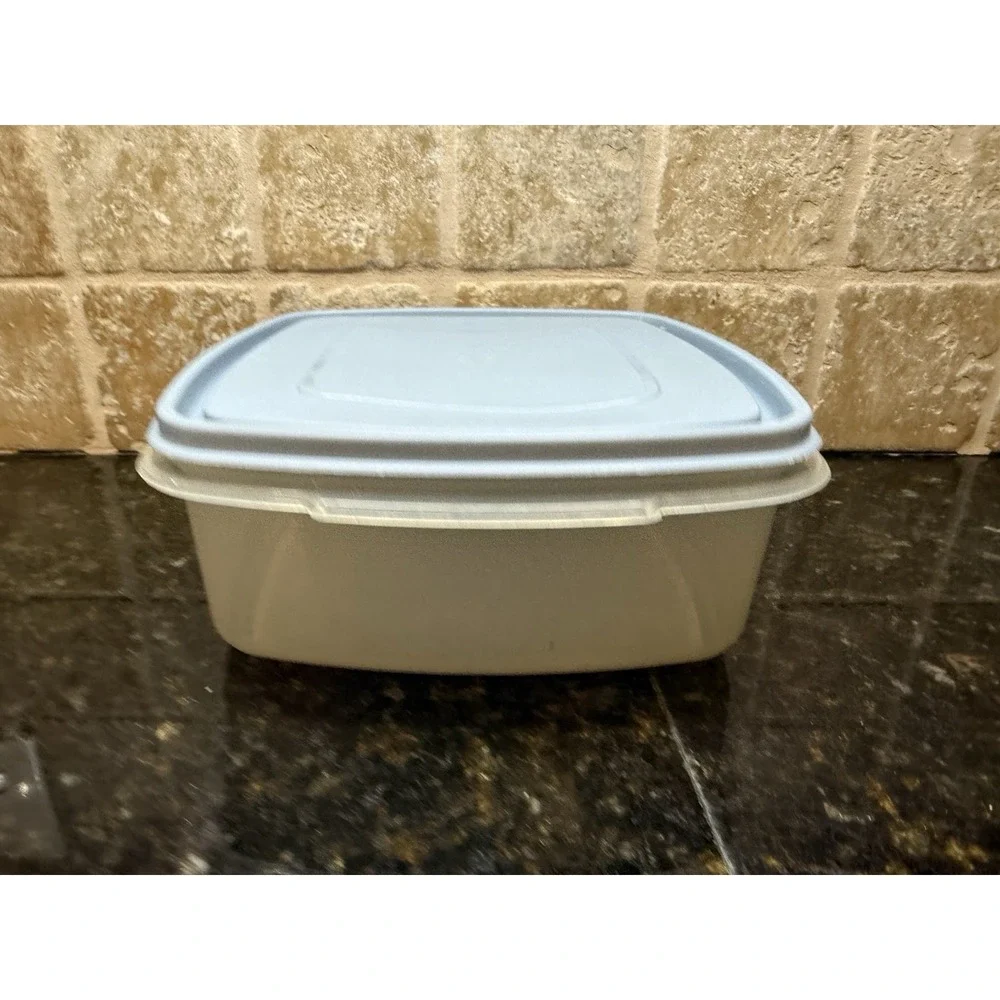 Rubbermaid Servin' Saver #3 Storage Container Square Blue + Lid 10 Cups